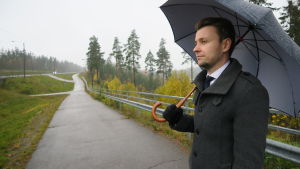 Kommundirektören i Vichtis, Erkki Eerola hoppas liksom kollegerna i de andra kommunerna längs vägen att riksväg 25 ska förbättras så snabbt som möjligt. Vihdin kunnanjohtaja Erkki Eerola valtatien numero 25 varrella Nummelan kohdalla.