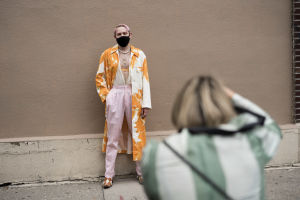 Fotografen Liisa Jokinen tror att munskydden är här för att stanna. "Lokala designers har inkluderat ansiktsskydd i sina kollektioner, vilket är ett tecken på långvarighet", säger hon. Fotografen Liisa Jokinen tar en bild på en person iförd munskydd i New York.
