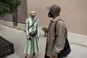 Jokinen är fascinerad av kläder som en form av kommunikation. Här tillsammans med Antonio Blair. Liisa Jokinen (t.v.) och Antonio Blair i New York. Båda bär munskydd.
