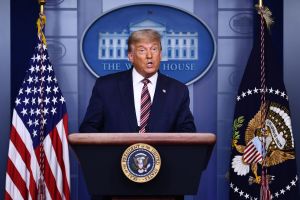 Donald Trump gjorde anklagelser om valfusk under sitt uppträdande i natt. President Donald Trump står vid ett poedium.