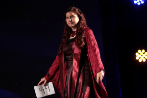 Den sexiga häxan Melisandre från Game of Thrones har inspirerat den här cosplayern. Cosplayer föreställande häxan Melisandre.