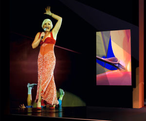 Karita Mattila valloillaan Fever-konsertissa Markku Pirin suunnittelemassa esiintymisasussa. Oopperadiiva Karita Mattila estradilla Markku Pirin suunnittelemassa iltapuvussa.