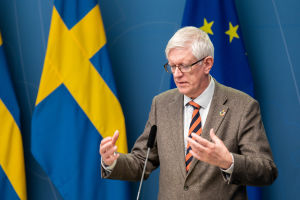 Johan Carlson på Folkhälsomyndigheten är säker på att vaccinviljan ökar i takt med att det kommer in mer information om vaccinen. Johan Carlson, generaldirektör på Folkhälsomyndigheten, på pressträff på regeringskansliet framför svenska flaggor.