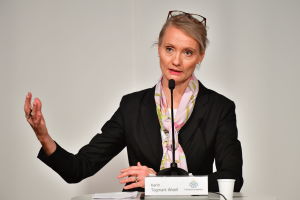 Karin Tegmark Wisell är överläkare och avdelningschef på Folkhälsomyndigheten. Karin Tegmark Wisell vid podiet på en pressträff.