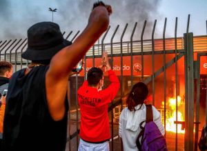 Demonstranter utanför mataffären där mannen dog. Eldsvåda vid en Carrefour-affär i Porto Alegre efter att en svart man slagits ihjäl i affären.