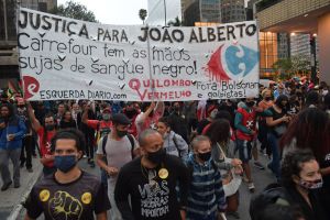 Marsch i samband med Black Awareness Day, plakaten visar stöd för mannen som miste livet i samband med händelsen i mataffären. Folkmassa i Sao Paulo demonstrerar för svartas rättigheter.