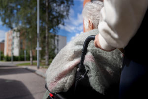 Koronakevät pakotti hoivakotien asukkaat pitkäksi aikaa sisätiloihin. Nyt ulos taas pääsee. Vanhusta kuljetetaan pyörätuolissa Helsingin Kontulassa.