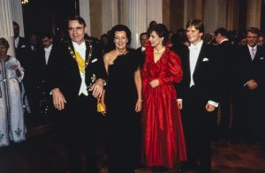 Presidentti Mauno Koivisto, rouva Tellervo Koivisto, presidenttiparin tytär Assi Koivisto sekä hänen miehensä liikemies Jari Komulainen itsenäisyyspäivän vastaanotolla vuonna 1982. Presidentti Mauno Koivisto, rouva Tellervo Koivisto, presidenttiparin tytär Assi Koivisto sekä hänen miehensä liikemies Jari Komulainen itsenäisyyspäivän vastaanotolla vuonna 1982.