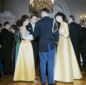 Lenita Airisto (kuvassa oikealla) vuonna 1966. Airisto toimi juontajana tv-ohjelmissa ja oli naimisissa RKP:n kansanedustajan Ingvar S. Melinin kanssa. Lenita Airisto Linnan juhlissa vuonna 1966.