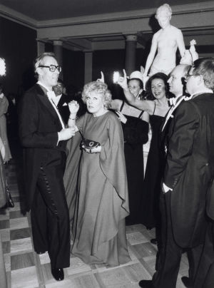 Oy Wärtsilä Ab:n pääjohtaja Tankmar Horn ja näyttelijä Marjatta Leppänen iloisten vieraiden joukossa 6.12.1977. Oy Wärtsilä Ab:n pääjohtaja Tankmar Horn ja näyttelijä Marjatta Leppänen iloisten vieraiden joukossa itsenäisyyspäivän juhlavastaanotolla Presidentinlinnassa Helsingissä 6.12.1977.