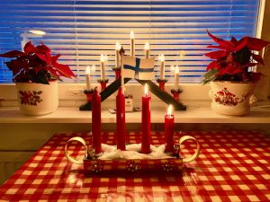 Christian Nylund skriver: "Stämningsfullt vid köksbordet denna Andra Advent och Finlands självständighetsdag. Bilden är tagen hos Lillemor och Christian Nylund i Vasa." Bild inskickad av webbesökare.