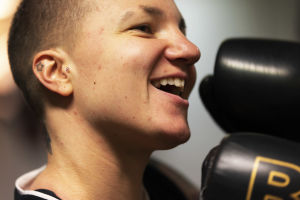 Elina Gustafsson boxas mot kameran.