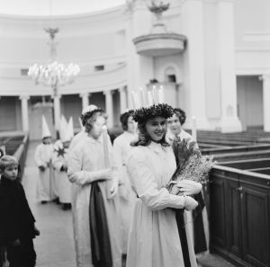 Lucia-neito Ingeborg Spiik Helsingin Tuomiokirkossa vuonna 1962. Lucia-neito Ingeborg Spiik seurueineen Tuomiokirkossa Lucian päivänä vuonna 1962.