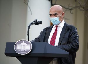 Moncef Slaoui, USA:s ledande vaccinkoordinator, hoppas på att 100 miljoner amerikaner vaccinerats mot covid-19 före slutet av februari. Det är ungefär 40 procent av den vuxna befolkningen i USA. Moncef Slaoui, USA:s vaccinkoordinerare