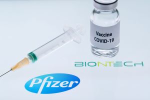 Pfizer och Biontechs vaccin har redan tidigare godkänts för allmänheten i Storbritannien där vaccineringarna inleddes i tisdags. Också Bahrain, Saudiarabien, Mexiko och Kanada har godkänt vaccinet. I Kanada väntas vaccineringarna påbörjas nästa vecka. Pfizer tillverkar covid-19-vaccin. Vaccinflaska och injektionsspruta och nål.