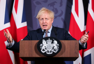 Storbritanniens premiärminister Boris Johnson meddelade om de nya restriktionerna i går kväll. Boris Johnson under en presskonferens efter att EU och Storbritannien kommit överens om ett brexitavtal den 24 december 2020.