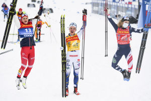 Linn Svahn stod kvar då tvåan Julia Stupak (till vänster) och trean Jessica Diggins hoppade. Linn Svahn jublar mellan två hoppande medtävlare.