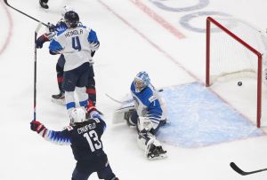 Cole Caufield lyfter armarna i luften efter att pucken gått in i Kari Piiroinens mål.