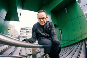 Veli Kauppinen on uuden musiikin äärellä uudessa ohjelmassaan Veli Kauppinen