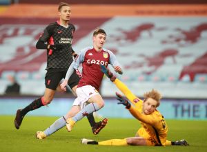 Louie Barry lyckades överlista Liverpoolmålvakten Caoimhin Kelleher. Louie Barry ser att bollen gått in bakom Caoimhin Kelleher.