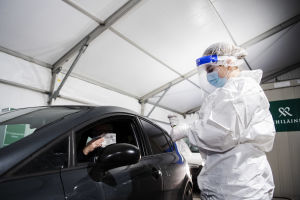 Mehiläisen drive-in-testausasemalla Helsingin Hernesaaressa tehtiin koronavirustestejä lumisessa säässä 4. tammikuuta 2021.