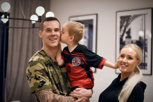 Nico, Sara och sonen Dominic Rönnberg är glada.