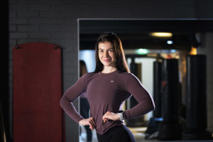 Pernilla Böckerman poserar på gymmet.