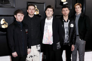 Bring Me The Horizon -yhtye Grammy-palkintotilaisuudessa tammikuussa 2020. Bring Me The Horizon -bändi poseeraa Grammy-juhlissa.