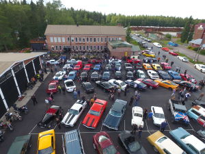 Stor bilsamling framför Verstas i Nakkila