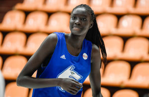 Awak Kuier spelar i det finländska basketlandslaget, men just nu för en italiensk klubb. Awak Kuier i landslagströja