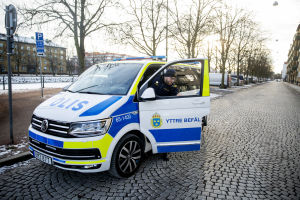Polisen i Malmö har haft ett lugnare år dels på grund av coronaläget, dels på grund av att riktade insatser minskat på brottsligheten. Polis stiger ut ur polisbil på gata i Malmö.