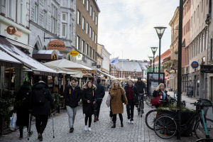 Malmö figurerade länge i rubriker med frekventa skjutningar och sprängdåd. Nu har läget lugnat sig. Stadsbild på människor på gågata i Malmö.