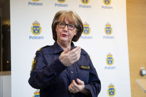 Ewa-Gun Westford är glad att serien visar så olika sidor av polisarbetet. Kvinna i polisuniform framför vägg med polislogo.