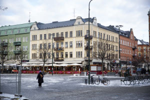 Det är kring Möllevångstorget flera av scenerna utspelar sig. En del områden i serien har ändå anonymiserats för att inte peka ut något särskilt område.. Stadsbild i Malmö, Möllevångstorget är tomt.
