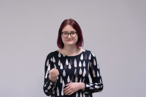 Elin Westerlund talar finlandssvenskt teckenspråk