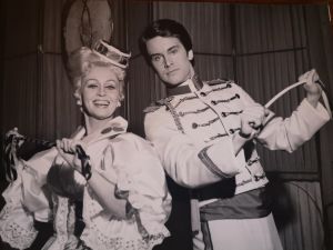 Hilkka Kinnunen ja Tapani Kansa Iloinen leski -operetin rooliasuissa vuonna 1975.