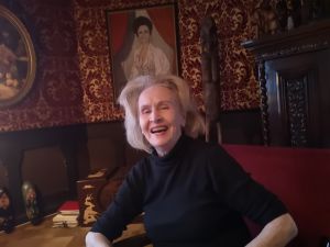 Teatterineuvos Hilkka Kinnunen nauravaisena työpöytänsä ääressä keväällä 2021, 96-vuotiaana.