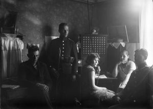 Poliisi valvoo puheluita Nivalan puhelinkeskuksessa 1932.