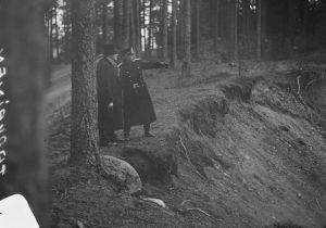 Rikostutkija ja poliisi selvittämässä kahden vankikarkurin tekemää murhaa Siuntiossa 1934.