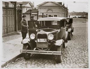 Poliisi tarkastaa taksia kieltolain lopulla 1931.