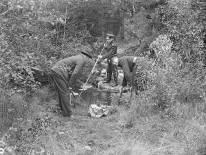Poliisi tutkimassa Tattarisuolla 1930.