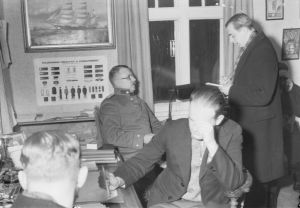 Rikostutkijat selvittämässä henkirikosta 1934.