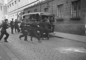 Poliisi on saanut hälytyksen Sofiankadulla Helsingissä 1933.