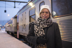 Maria Lindfors åker ofta nattåg mellan Stockholm och Luleå. Kvinna står utanför ett tåg.