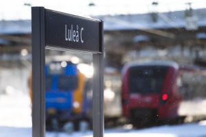 Snart börjar det gå persontåg från Luleå till också Haparanda. Tågstationsskylt det står "Luleå" på, och tåg i bakgrunden.