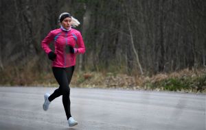Trots problemen under löparkarriären älskar Laura Salminen fortfarande att springa. Laura Salminen löptränar på landsväg.