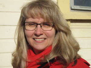 Kommer väljarna att bli dränkta i valreklam på sociala medier. Det är en fara Nina Wessberg ser inför årets kommunalval. Kvinna i närbild.