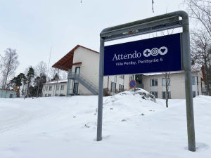 Villa Pentby i Karis har nu satts under lupp. En skylt framför en större byggnad där det står Attendo Villa Pentby.
