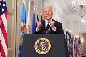 Biden betonar att alla inte kommer att kunna få sin första vaccindos direkt den 1 maj, men alla ska ha möjlighet att boka en vaccintid senast från och med då. Joe Biden