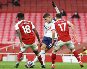 Erik Lamela slog till med en pärla. Erik Lamela avlossar ett rabonaskott mot två motståndare.